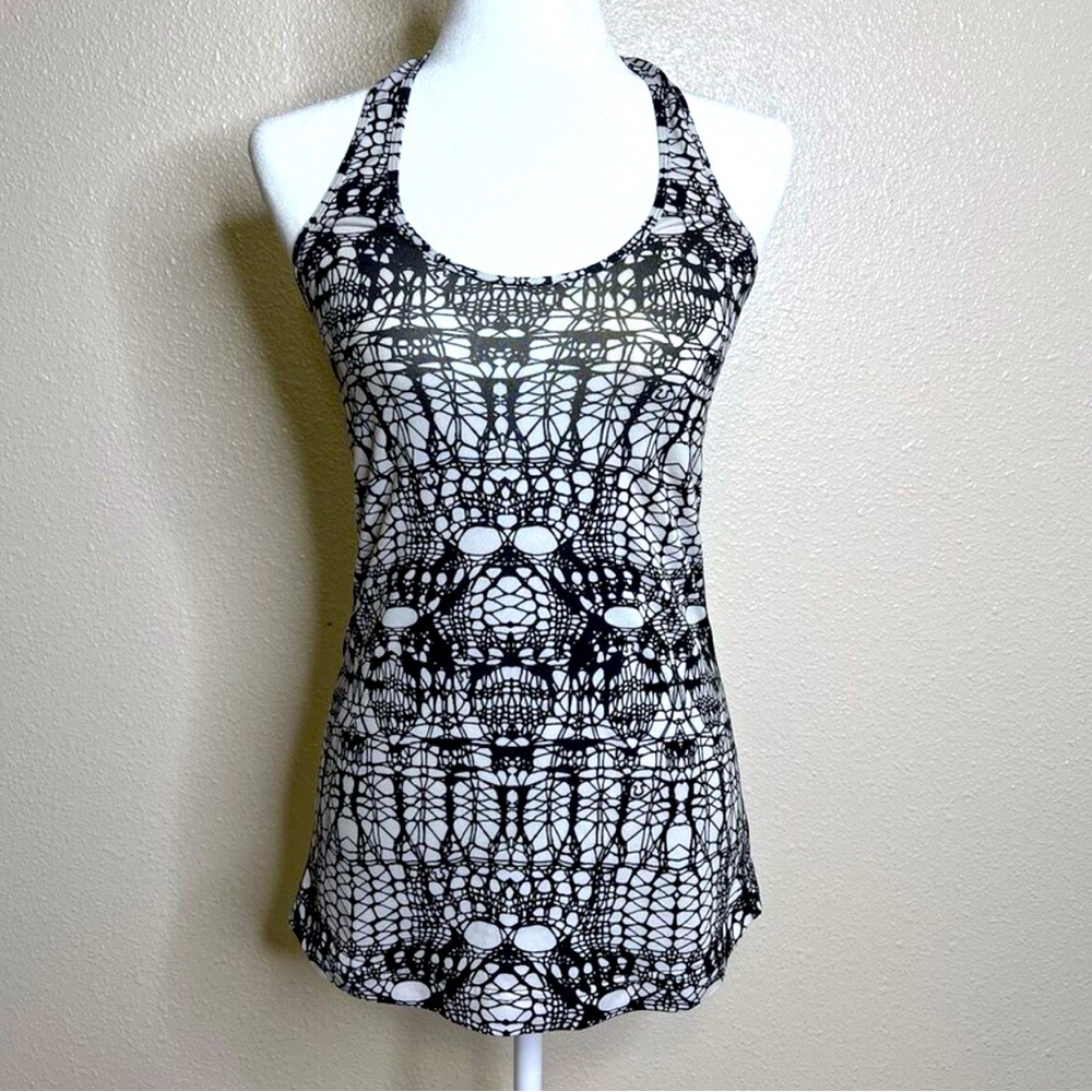 Lululemon Size  6 Cool Racerback Tank Top Black white pattern